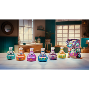 Seis frascos de colores con juguetes mágicos Fizzy Magic Mixies, dispuestos sobre una mesa en una habitación infantil.